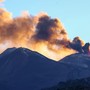 Etna, fontana di lava dal cratere voragine e voli dirottati Etna, fontana di lava dal cratere voragine e voli dirottati
