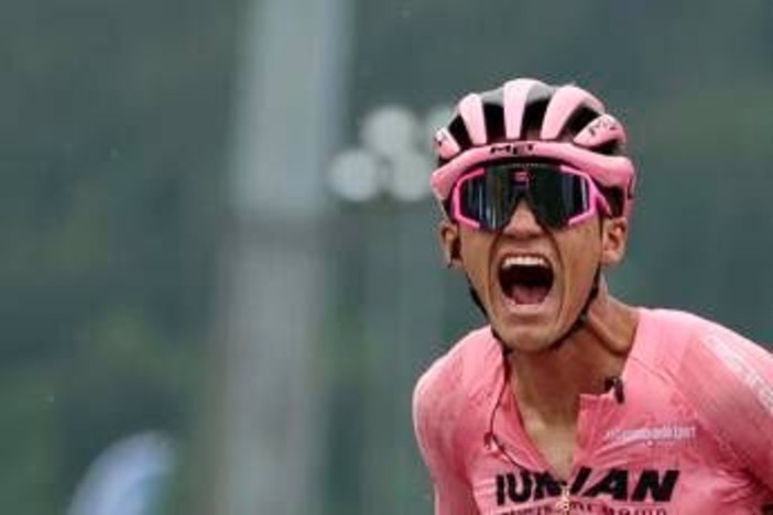 Giro d'Italia, Del Toro vince la 17a tappa e rafforza maglia rosa