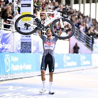 Alla Parigi-Roubaix vince ancora Van der Poel, 2° Pogacar