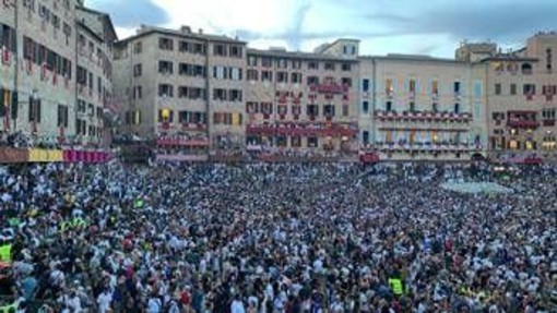 Palio di Siena, vince la contrada del Nicchio