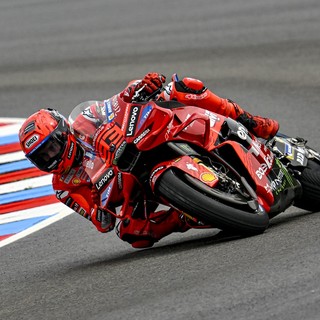 Marc Marquez vince la sprint di Brno, Bastianini sul podio