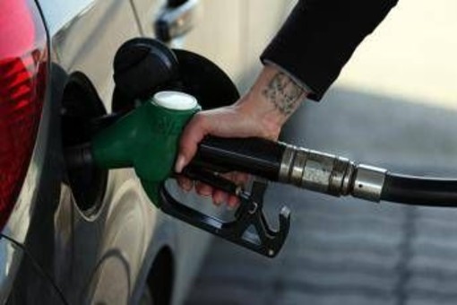 Prezzi carburanti: la benzina aumenta ancora, in calo il diesel