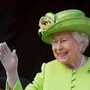 A Elisabetta II piaceva lavare i piatti: lo fece per Cameron e la Thatcher