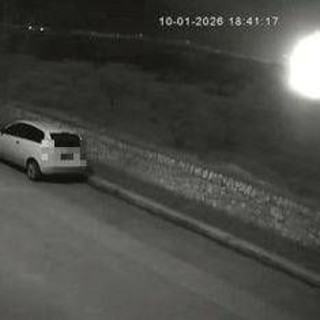 Il bagliore e poi il boato, il video: un meteorite è caduto in Puglia?