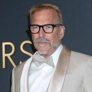 Kevin Costner, &quot;scena di stupro non prevista sul set&quot;: una stunt lo denuncia