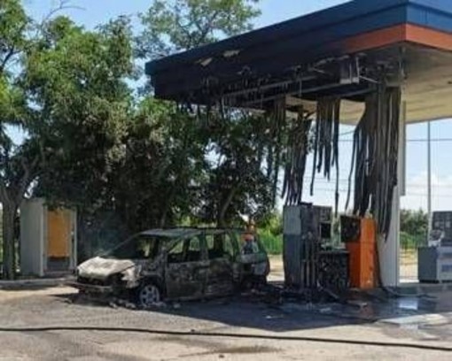 Cosenza, strage di migranti sulla Ss 106: 4 corpi carbonizzati in auto. Due fermi per omicidio