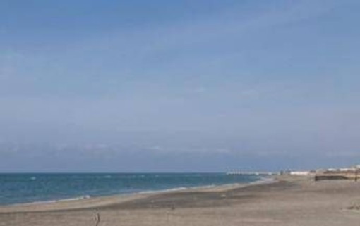 Cadavere sul bagnasciuga a Ostia, indagini in corso