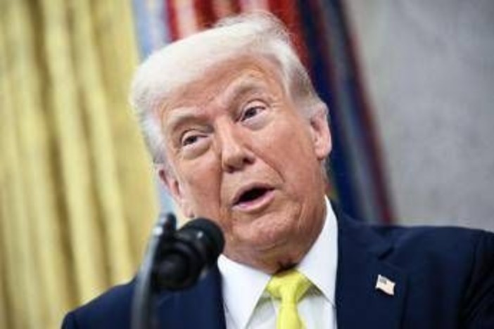 Trump fa gli auguri di Pasqua e attacca ancora Biden: &quot;Presidente peggiore&quot;