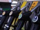 Carburanti, caccia alle risorse per la proroga del taglio delle accise: banche nel mirino della Lega Carburanti, caccia alle risorse per la proroga del taglio delle accise: banche nel mirino della Lega