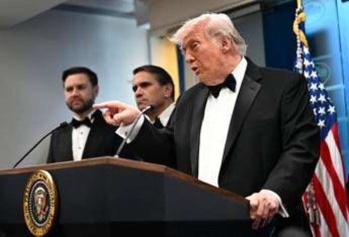 Spari alla cena con i giornalisti della Casa Bianca, Trump portato al sicuro