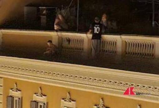 Allarme a Roma, due giovani sul cornicione in pieno centro