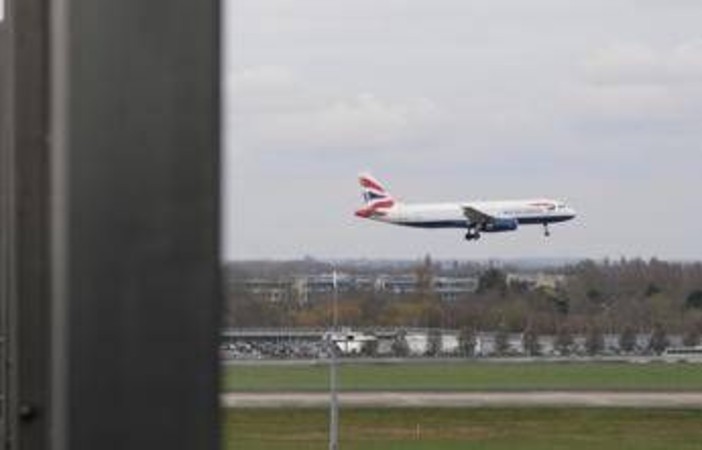 Gb, emergenza su volo British Airways per Chicago: aereo rientra a Londra Gb, emergenza su volo British Airways per Chicago: aereo rientra a Londra