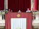 Papa Francesco si affaccia per benedizione Urbi et Orbi, l'applauso dei fedeli
