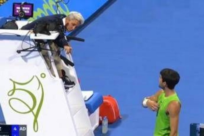 Arbitro gli rifila un warning, Alcaraz si infuria: la lite a Doha Arbitro gli rifila un warning, Alcaraz si infuria: la lite a Doha