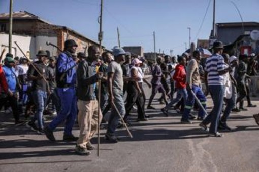 Sudafrica, proteste anti migranti: ronde manifestanti tra le case per cercare irregolari