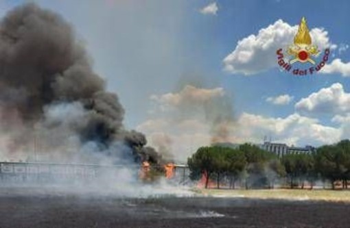 Incendio a Roma, sul Gra traffico bloccato lungo la complanare all'altezza dell'uscita Romanina