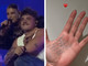 Emma a sorpresa sul palco con Olly, ma dimentica il testo: il 'trucco' è virale