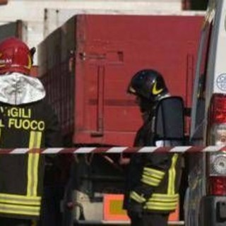 Auto con 5 ragazzi giù da un ponte, muore 25enne. Tra soccorritori anche il papà della vittima Auto con 5 ragazzi giù da un ponte, muore 25enne. Tra soccorritori anche il papà della vittima