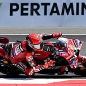 Marquez accelera, Bezzecchi e Fernandez cadono: cos'è successo in partenza in MotoGp Marquez accelera, Bezzecchi e Fernandez cadono: cos'è successo in partenza in MotoGp