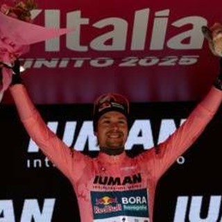 Giro d'Italia, ad Ayuso la settima tappa. Roglic torna in maglia rosa