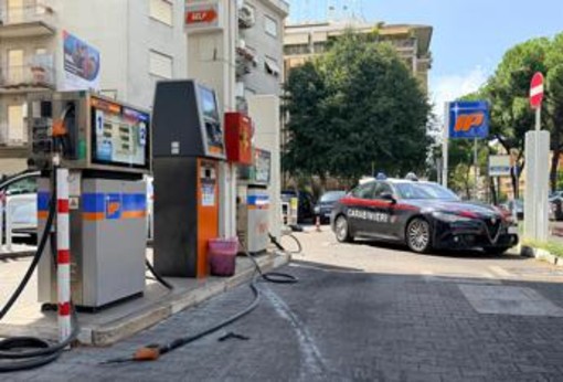 Roma, si cosparge di benzina e si dà fuoco al distributore: gravissimo un 33enne Roma, si cosparge di benzina e si dà fuoco al distributore: gravissimo un 33enne