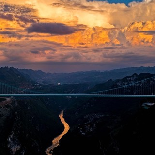 Cina, il ponte del Grand Canyon di Huajiang entra nel Guiness dei primati