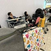 Caos voli nel Regno Unito, un 'errore' militare manda in tilt il traffico aereo: cos'è successo
