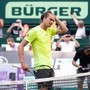 Zverev, imprevisto ad Halle: interrompe il match con Cobolli e corre in bagno - Il video