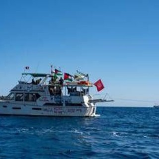Flotilla risponde all'alert della Marina italiana: &quot;È sabotaggio&quot;. Israele: &quot;Ascoltate Meloni&quot;
