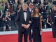 Mostra di Venezia, Giuli sul red carpet con pochette rossa e spilletta verde per la Palestina