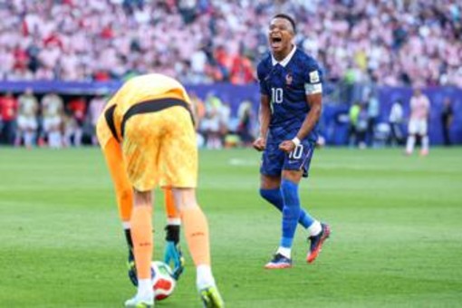 Francia-Paraguay 1-0, la sintesi di Mbappé: "Abbiamo messo le mani nella m..." Francia-Paraguay 1-0, la sintesi di Mbappé: "Abbiamo messo le mani nella m..."