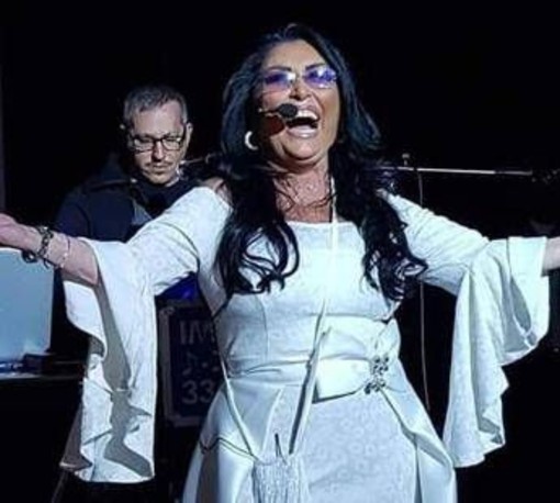 Addio a Cinzia Oscar, voce della canzone napoletana: aveva 63 anni Addio a Cinzia Oscar, voce della canzone napoletana: aveva 63 anni