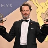 Emmy 2026, 14 premi a 'Widow's Bay'. Matthew Rhys e Jean Smart scrivono la storia Emmy 2026, 14 premi a 'Widow's Bay'. Matthew Rhys e Jean Smart scrivono la storia