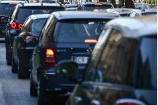 Autostrada A1 chiusa a nord di Roma, traffico bloccato e code
