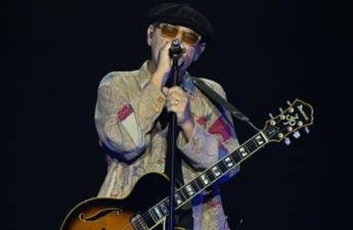 Luca Carboni: "Si può nascere due volte". Il suo concerto una messa laica che emoziona Luca Carboni: "Si può nascere due volte". Il suo concerto una messa laica che emoziona