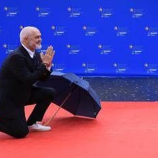 Edi Rama 'passione sneakers', al vertice di Tirana le sfoggia ancora