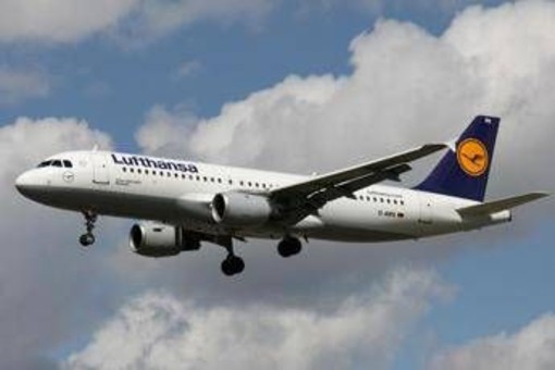 Power bank prende fuoco su volo di Lufthansa: volo Francoforte-Lisbona dirottato a Lione Power bank prende fuoco su volo di Lufthansa: volo Francoforte-Lisbona dirottato a Lione
