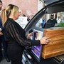 I funerali di Alvaro Vitali oggi a Roma, l'ultimo saluto di Stefania Corona