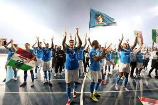 Napoli, telecronista inglese impazzisce per lo scudetto. E parla in napoletano - Video