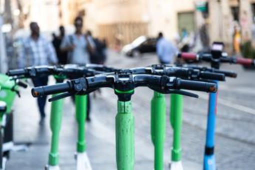 Monopattini e bike in sharing a Roma, multa Antitrust per 2,675 milioni di euro: "Hanno ostacolato corse gratis" Monopattini e bike in sharing a Roma, multa Antitrust per 2,675 milioni di euro: "Hanno ostacolato corse gratis"