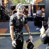Antonelli, torta in faccia al Gp di Monza: la 'vendetta' del box Mercedes contro Kimi
