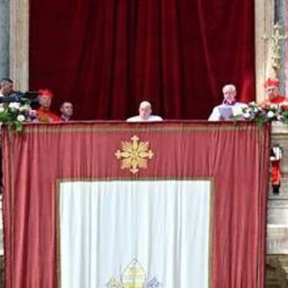 Papa Francesco si affaccia per benedizione Urbi et Orbi, l'applauso dei fedeli