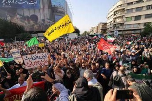 Attacco Usa, la piazza a Teheran grida &quot;vendetta&quot;. Iran vuole chiudere lo Stretto di Hormuz