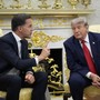 Nato, Rutte elogia Trump “Leader mondo libero”, ma presidente Usa attacca l’Italia