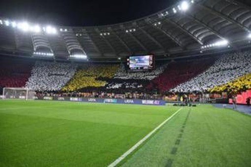 Roma, coreografia contro Bologna. Ironia social: "Sembra un gatto"