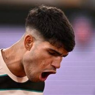Alcaraz vince, ma il look fa discutere. Critiche a completo e taglio di capelli