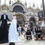 Flash mob di protesta e ultimi arrivi vip, a Venezia è ora della prima festa nuziale di Bezos e Sanchez