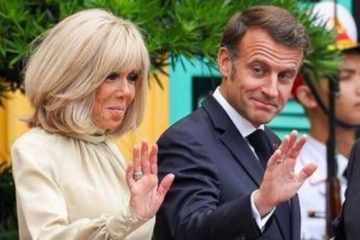 &quot;Stai lontano, perdente&quot;, cosa ha detto Brigitte a Macron dopo la 'manata' secondo l'esperto