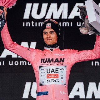 Del Toro vince la tappa con la maglia rosa a Bormio