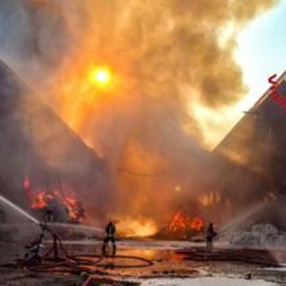 Incendio all'isola ecologica di Novate Milanese, un ferito